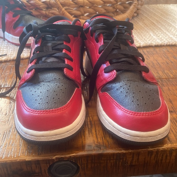 Two pairs air Jordans Jordan 1 Mid and Jordan 1 Low - Picture 5 of 7